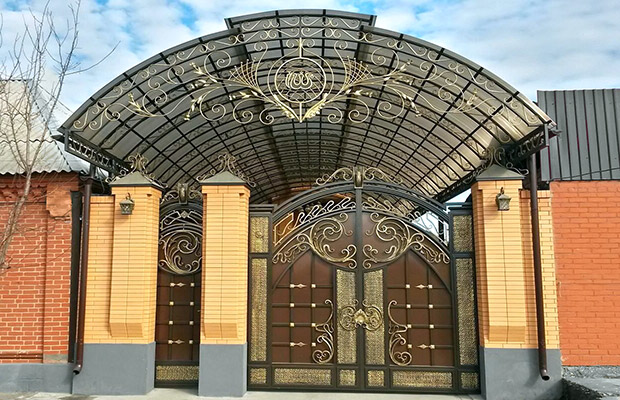 Купить или заказать ворота для дома с навесом - стильные и надежные решения для вашего участка в Орске от 42642 руб | ВоротМастер-Рск
