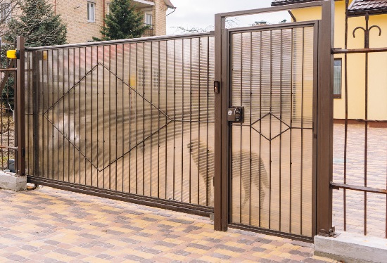 Купить ворота из профлиста с элементами ковки, с металлическими столбами в рамке или под дерево в Орске от 157350 руб